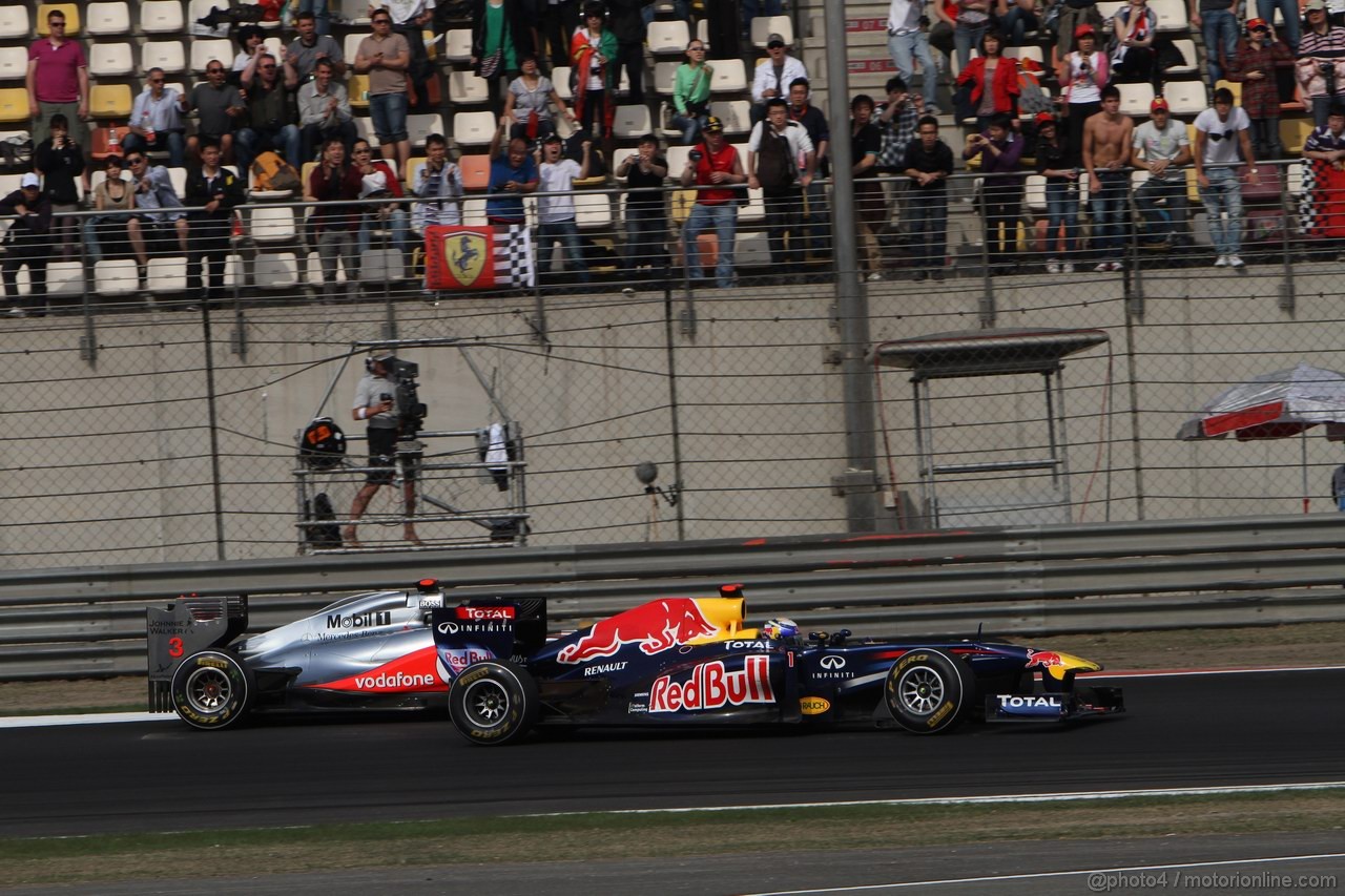 GP CINA, 17.04.2011- Gara, Sebastian Vettel (GER), Red Bull Racing, RB7 overtakes Lewis Hamilton (GBR), McLaren  Mercedes, MP4-26 