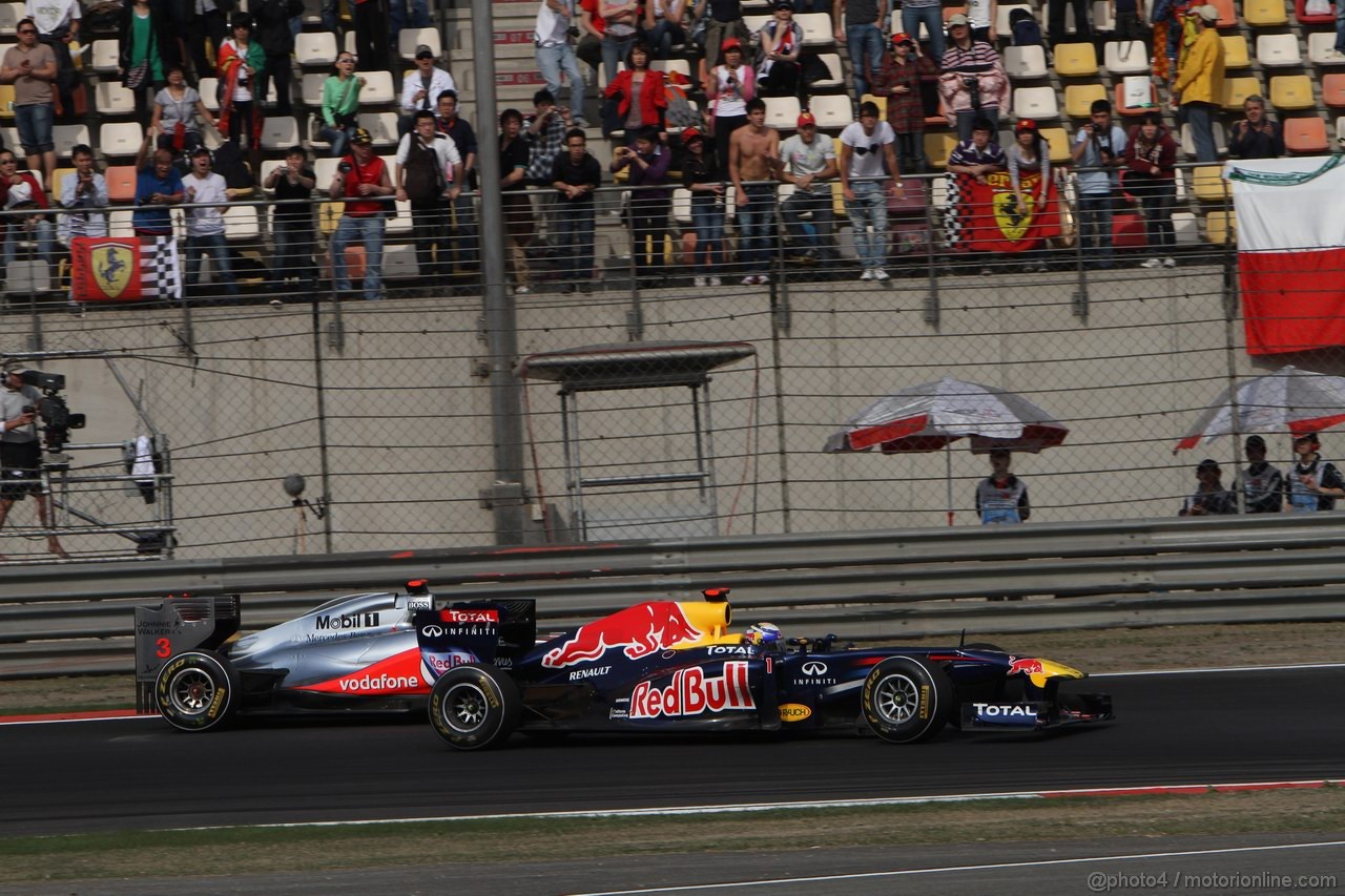 GP CINA, 17.04.2011- Gara, Sebastian Vettel (GER), Red Bull Racing, RB7 overtakes Lewis Hamilton (GBR), McLaren  Mercedes, MP4-26 