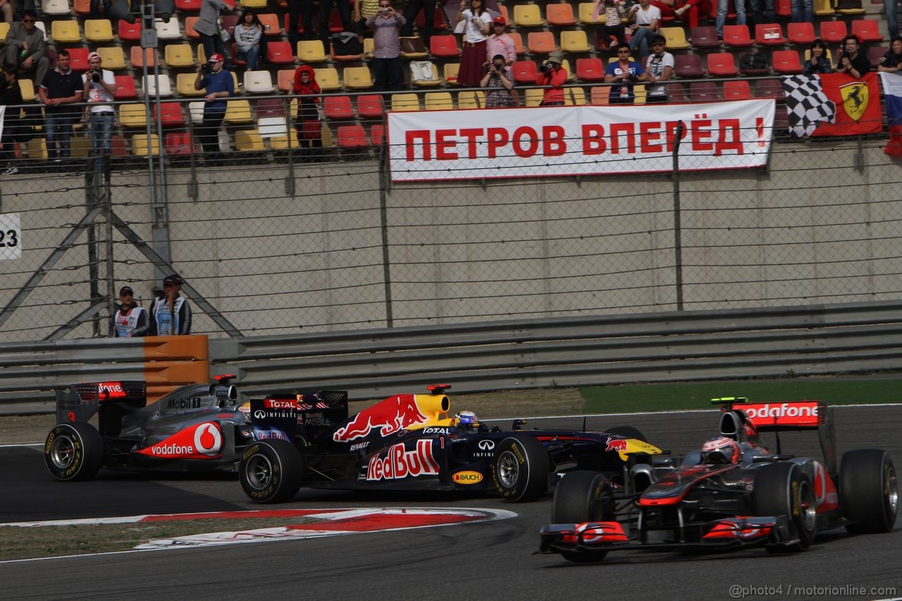 GP CINA, 17.04.2011- Gara, Jenson Button (GBR), McLaren  Mercedes, MP4-26 davanti a Sebastian Vettel (GER), Red Bull Racing, RB7 e Lewis Hamilton (GBR), McLaren  Mercedes, MP4-26 