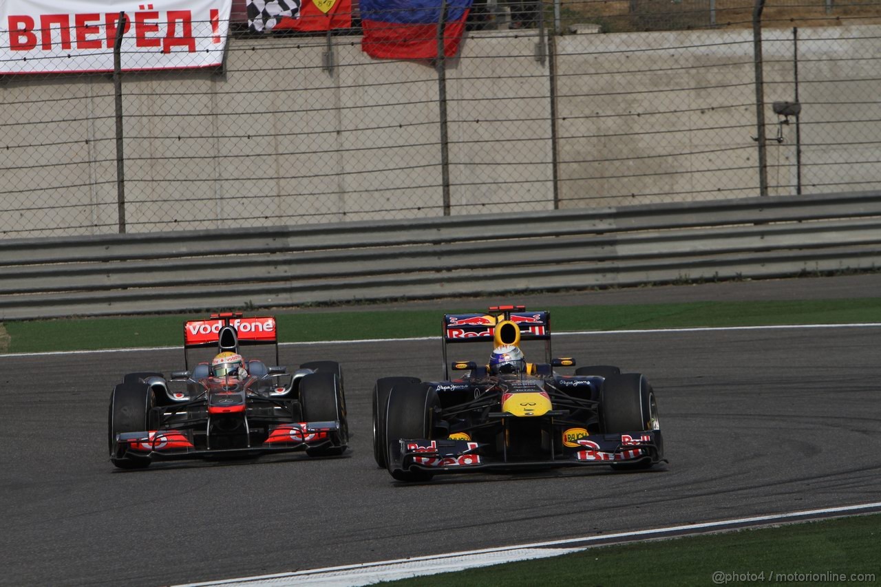 GP CINA, 17.04.2011- Gara, Sebastian Vettel (GER), Red Bull Racing, RB7 e Lewis Hamilton (GBR), McLaren  Mercedes, MP4-26 