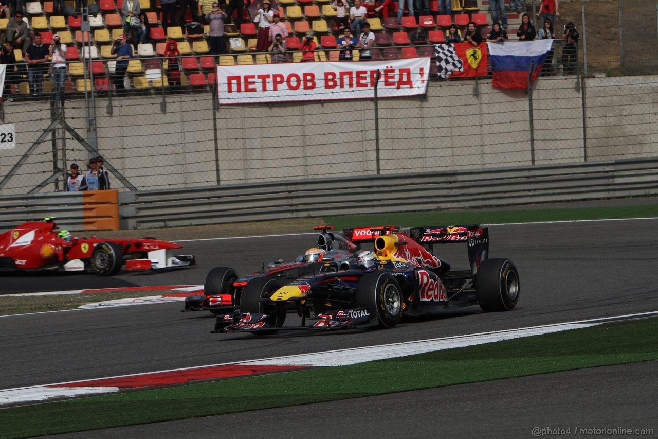 GP CINA, 17.04.2011- Gara, Sebastian Vettel (GER), Red Bull Racing, RB7 e Lewis Hamilton (GBR), McLaren  Mercedes, MP4-26 