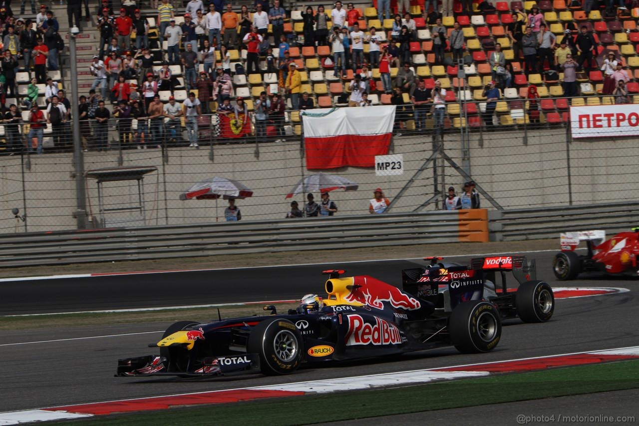 GP CINA, 17.04.2011- Gara, Sebastian Vettel (GER), Red Bull Racing, RB7 davanti a Lewis Hamilton (GBR), McLaren  Mercedes, MP4-26 