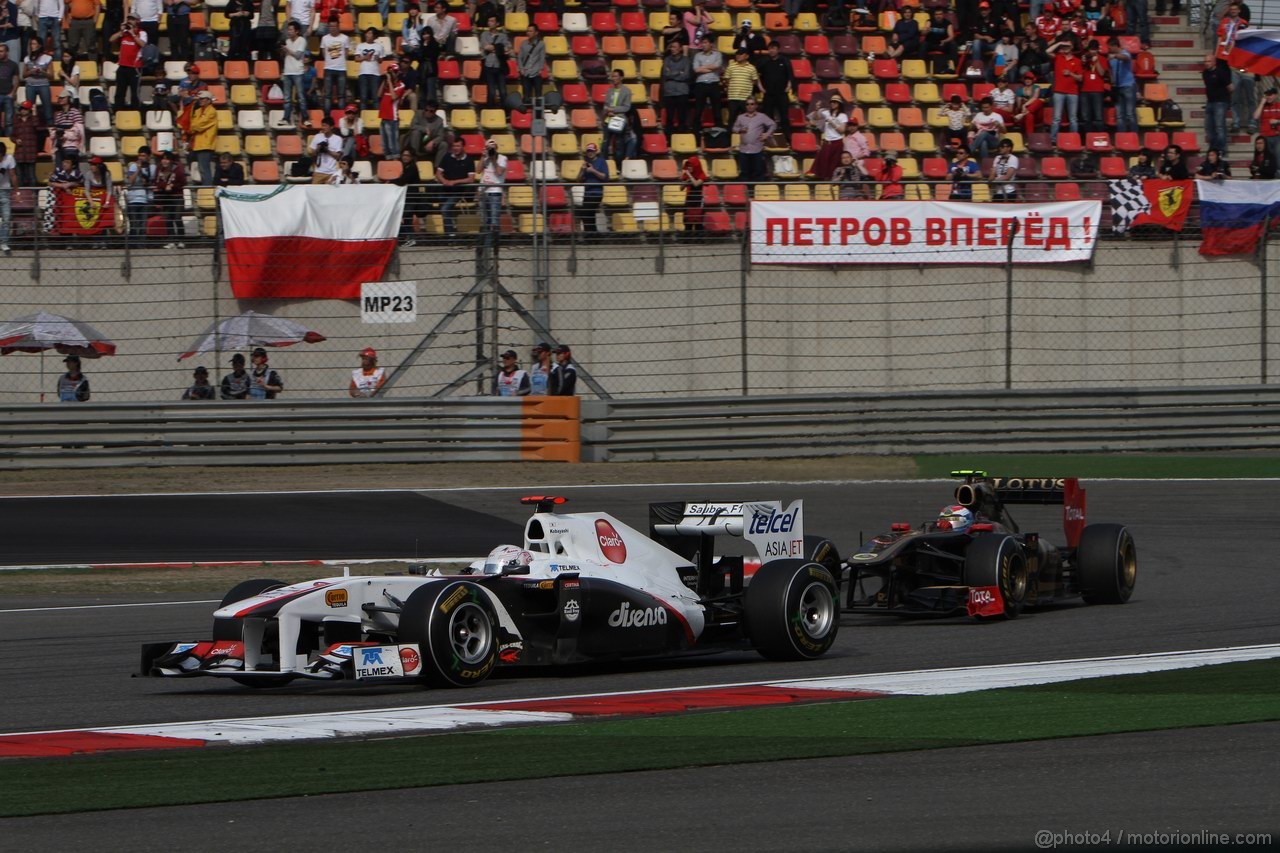 GP CINA, 17.04.2011- Gara, Kamui Kobayashi (JAP), Sauber F1 Team C30 davanti a Vitaly Petrov (RUS), Lotus Renault GP, R31