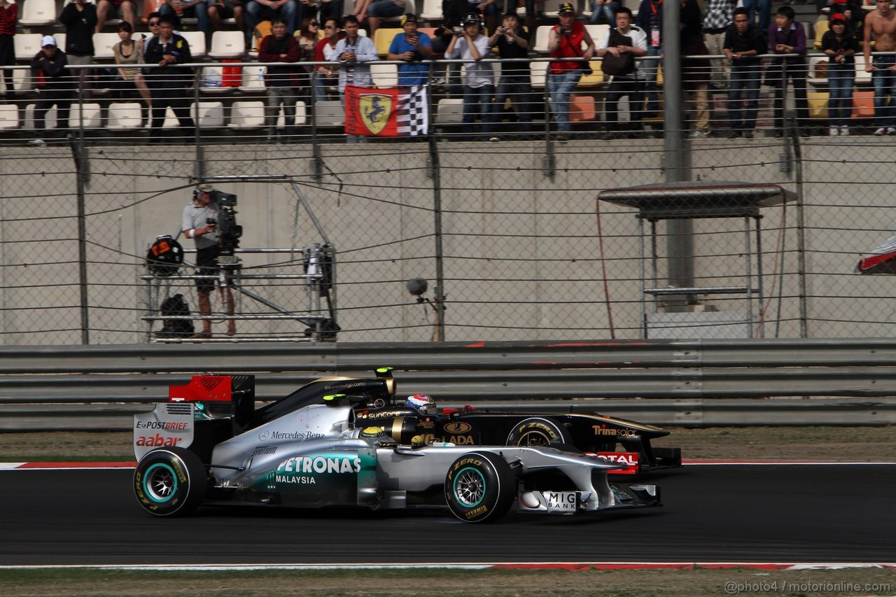 GP CINA, 17.04.2011- Gara, Nico Rosberg (GER), Mercedes GP Petronas F1 Team, MGP W02 e Vitaly Petrov (RUS), Lotus Renault GP, R31 
