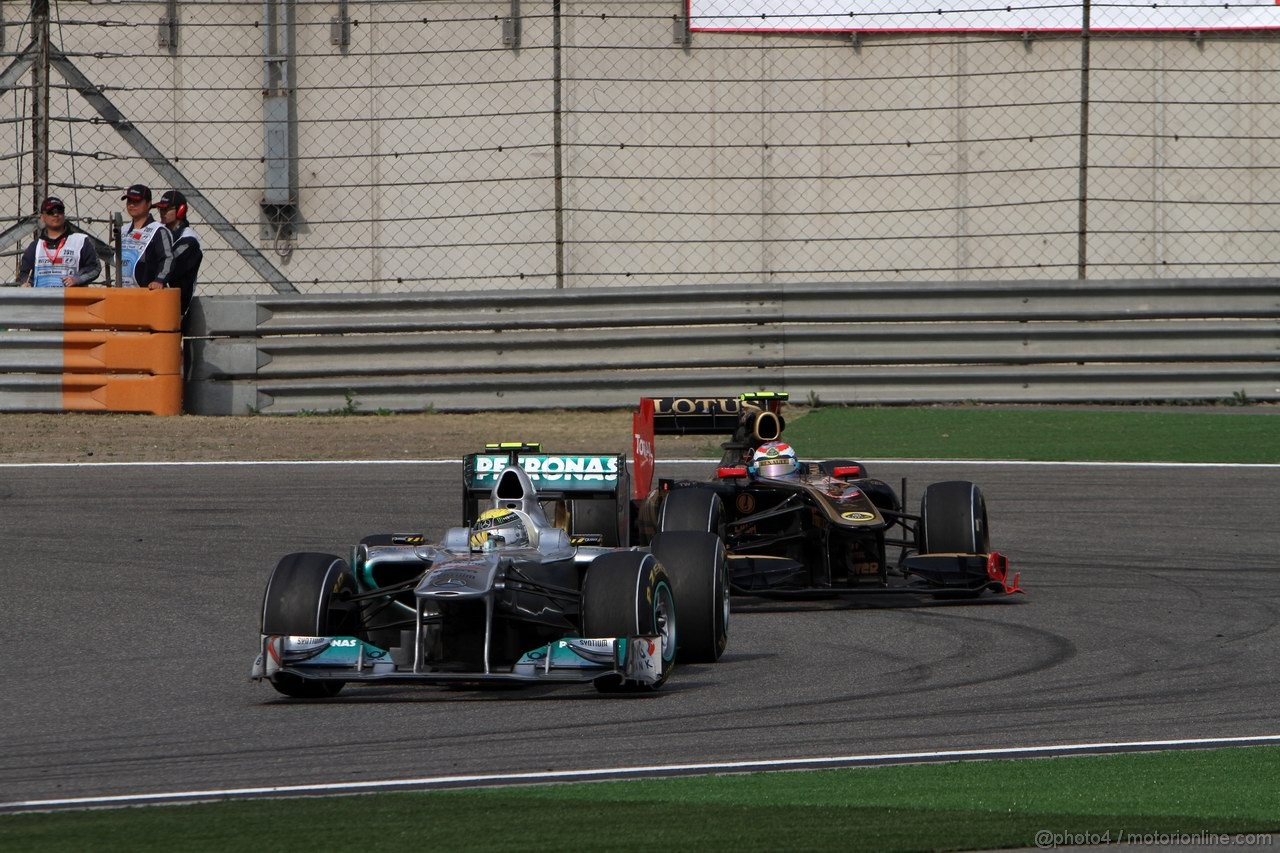 GP CINA, 17.04.2011- Gara, Nico Rosberg (GER), Mercedes GP Petronas F1 Team, MGP W02 davanti a Vitaly Petrov (RUS), Lotus Renault GP, R31 