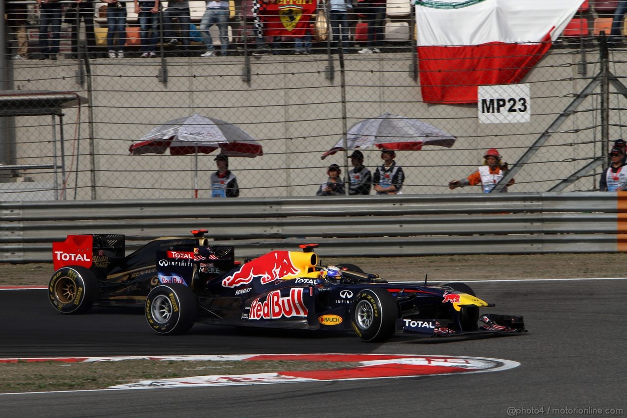 GP CINA, 17.04.2011- Gara, Sebastian Vettel (GER), Red Bull Racing, RB7 davanti a Nick Heidfeld (GER) Lotus Renault GP R31  