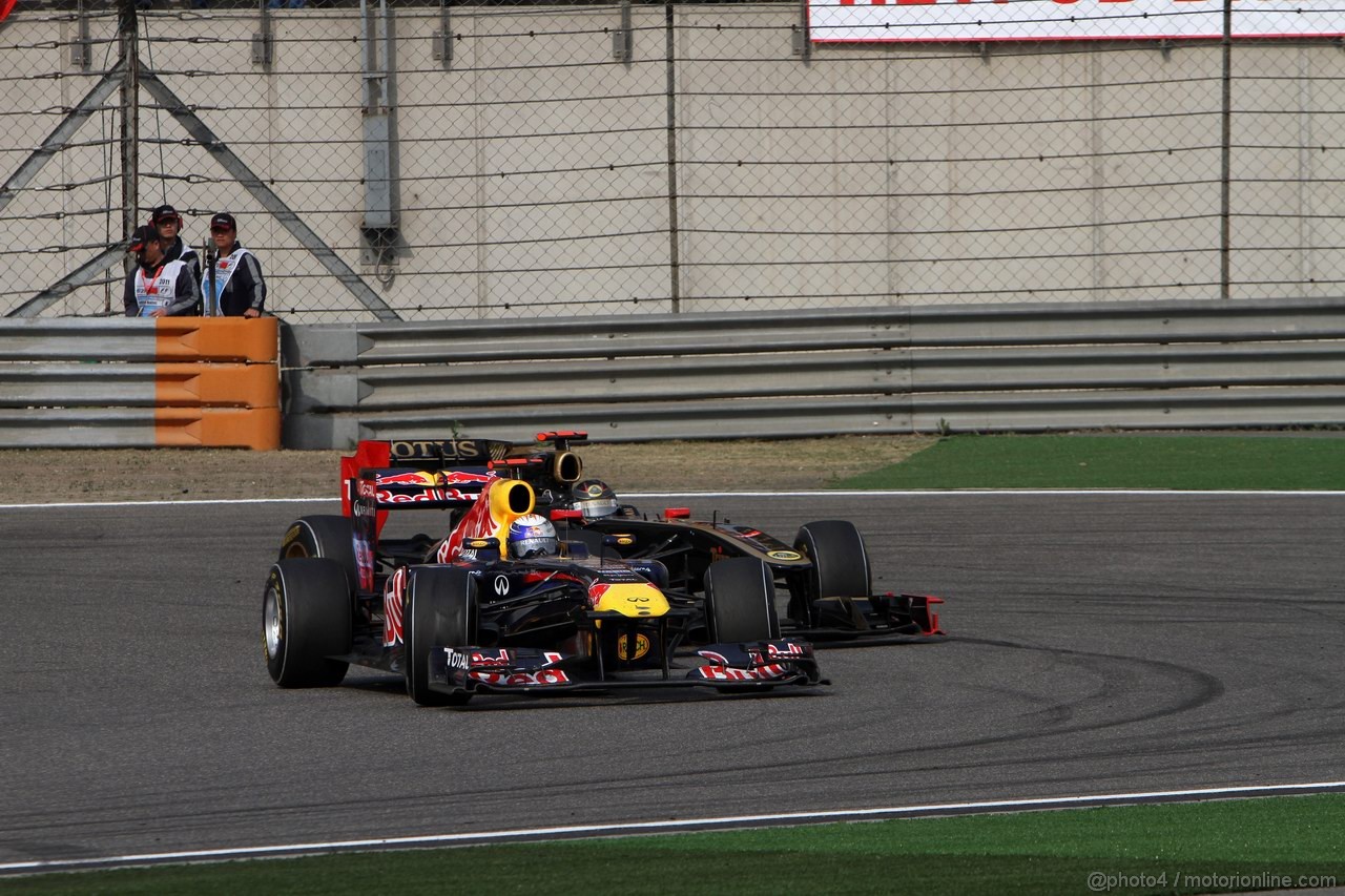 GP CINA, 17.04.2011- Gara, Sebastian Vettel (GER), Red Bull Racing, RB7 e Nick Heidfeld (GER) Lotus Renault GP R31