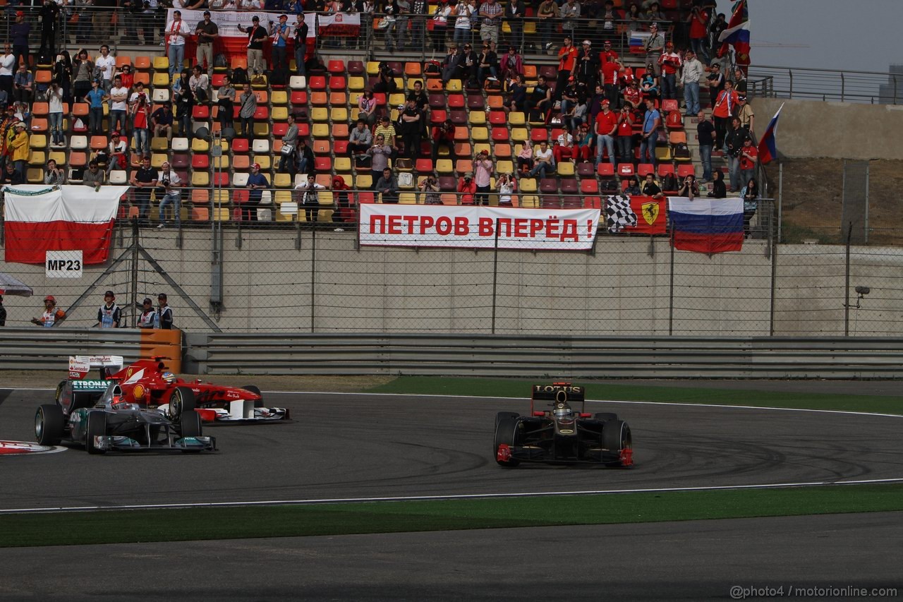 GP CINA, 17.04.2011- Gara, Nick Heidfeld (GER) Lotus Renault GP R31  davanti a Michael Schumacher (GER), Mercedes GP Petronas F1 Team, MGP W02 e Fernando Alonso (ESP), Ferrari, F-150 Italia 