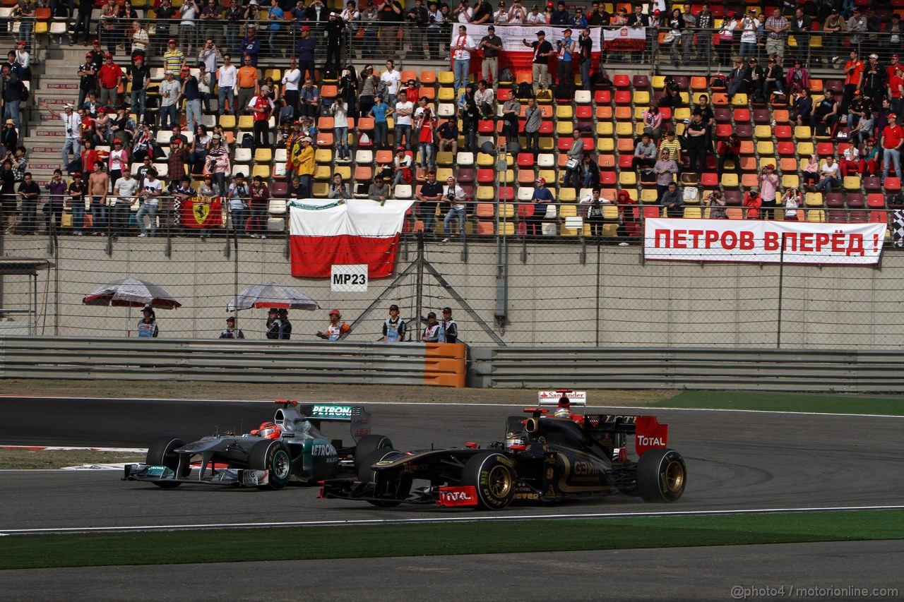 GP CINA, 17.04.2011- Gara, Michael Schumacher (GER), Mercedes GP Petronas F1 Team, MGP W02 e Nick Heidfeld (GER) Lotus Renault GP R31