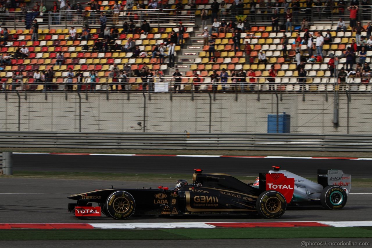 GP CINA, 17.04.2011- Gara, Nick Heidfeld (GER) Lotus Renault GP R31  davanti a Michael Schumacher (GER), Mercedes GP Petronas F1 Team, MGP W02 