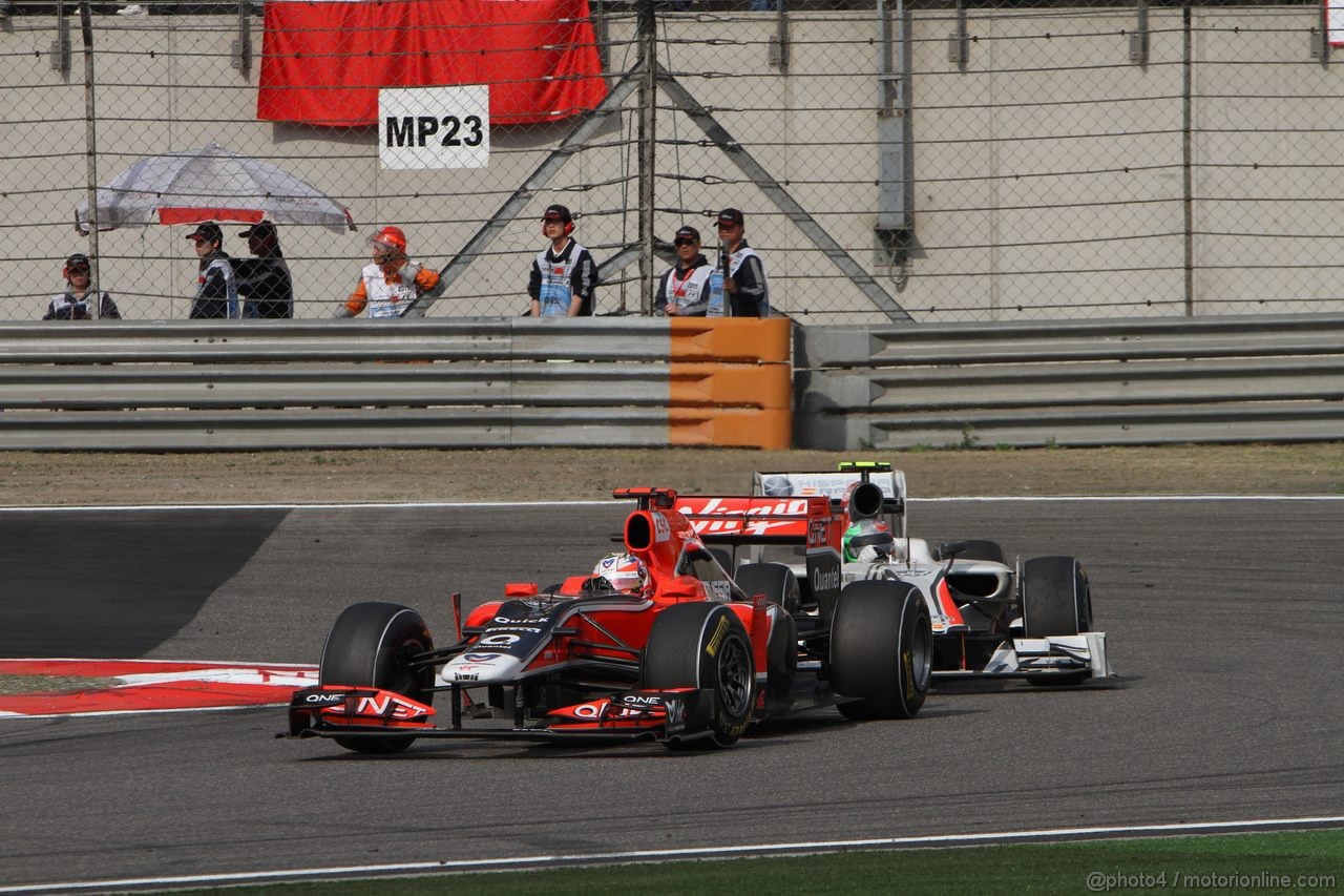 GP CINA, 17.04.2011- Gara, Timo Glock (GER), Marussia Virgin Racing VR-02 davanti a Sergio Pérez (MEX), Sauber F1 Team C30