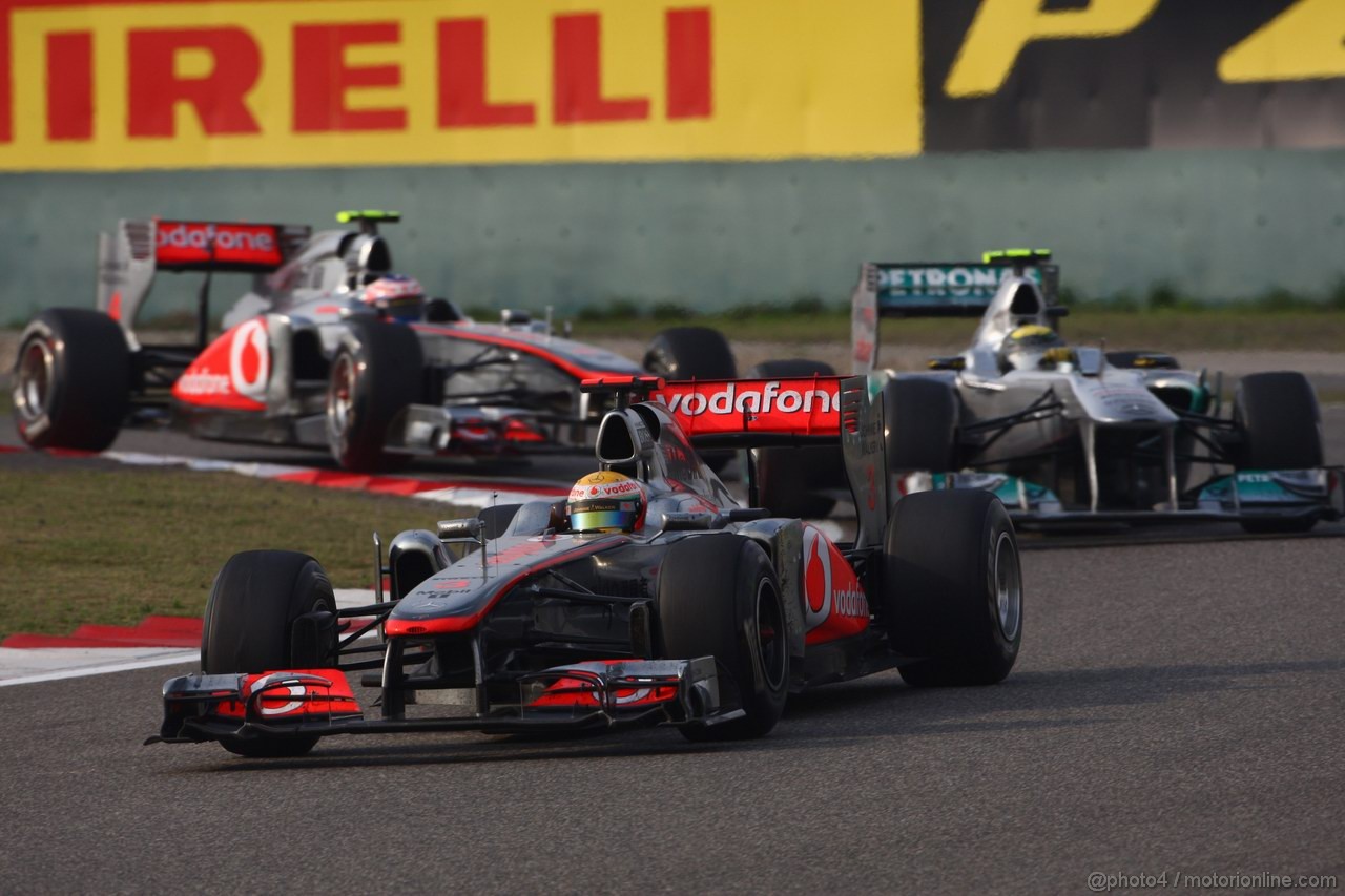 GP CINA, 17.04.2011- Gara, Lewis Hamilton (GBR), McLaren  Mercedes, MP4-26 davanti a Nico Rosberg (GER), Mercedes GP Petronas F1 Team, MGP W02 