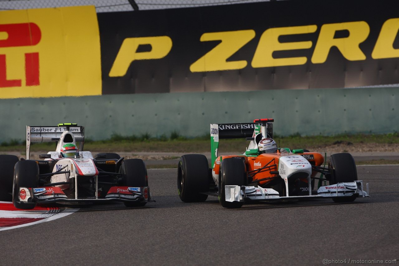 GP CINA, 17.04.2011- Gara, Sergio Pérez (MEX), Sauber F1 Team C30 e Adrian Sutil (GER), Force India F1 Team, VJM04 