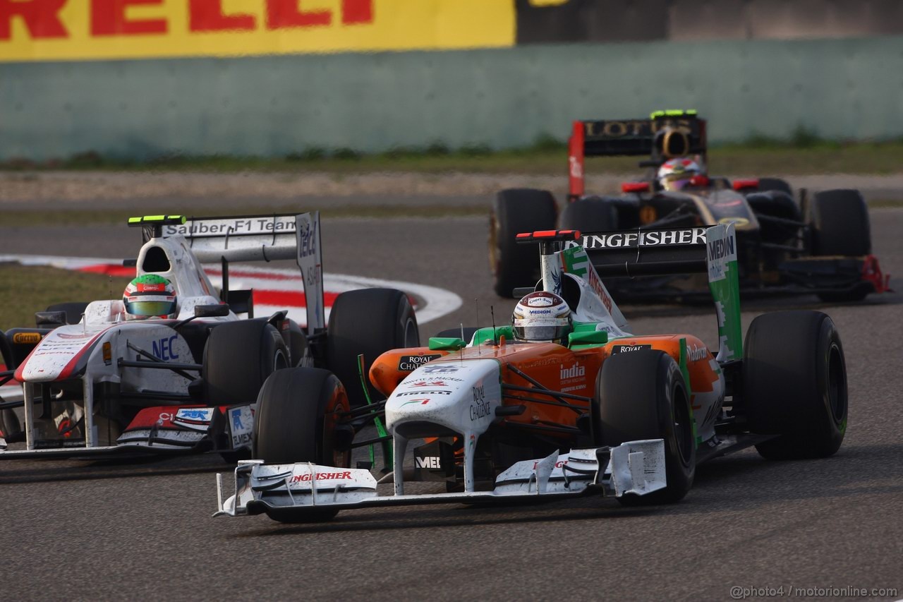 GP CINA, 17.04.2011- Gara, Sergio Pérez (MEX), Sauber F1 Team C30 e Adrian Sutil (GER), Force India F1 Team, VJM04 