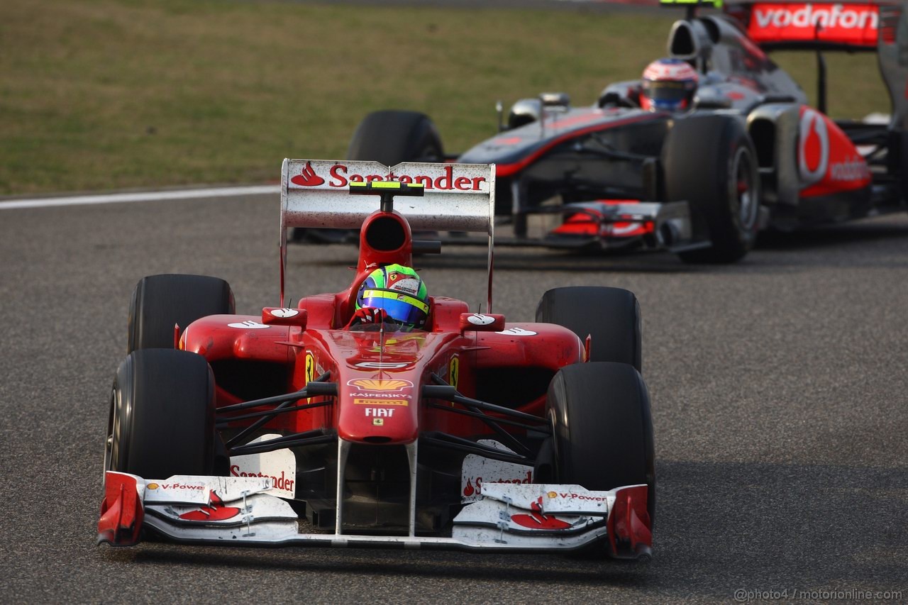 GP CINA, 17.04.2011- Gara, Felipe Massa (BRA), Ferrari, F-150 Italia davanti a Jenson Button (GBR), McLaren  Mercedes, MP4-26 