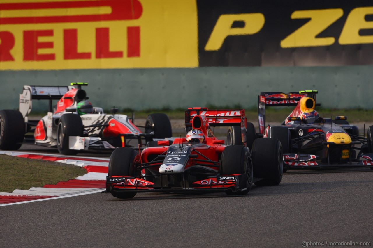 GP CINA, 17.04.2011- Gara, Timo Glock (GER), Marussia Virgin Racing VR-02 e Mark Webber (AUS), Red Bull Racing, RB7 