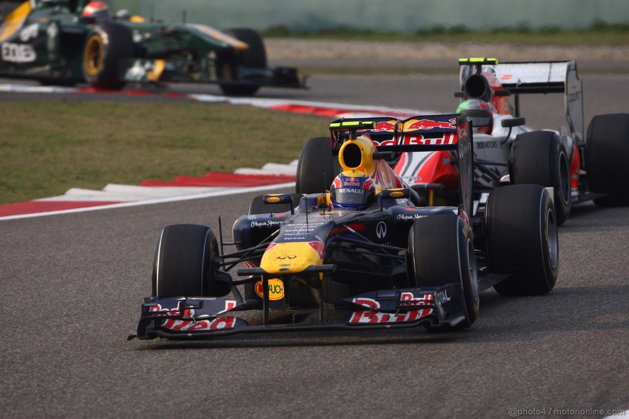 GP CINA, 17.04.2011- Gara, Mark Webber (AUS), Red Bull Racing, RB7 davanti a Vitantonio Liuzzi (ITA), Hispania Racing F1 Team, HRT