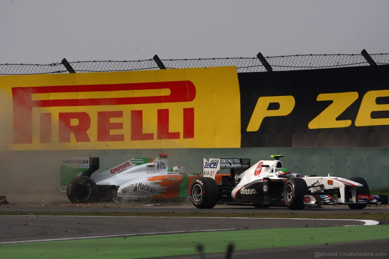 GP CINA, 17.04.2011- Gara, Adrian Sutil (GER), Force India F1 Team, VJM04 e Sergio Pérez (MEX), Sauber F1 Team C30 crash