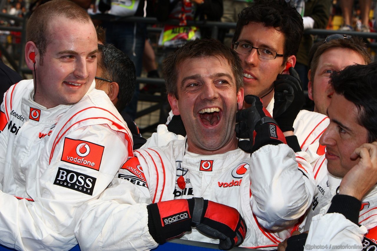 GP CINA, 17.04.2011- Gara, Mechanics celebrate the victory of Lewis Hamilton (GBR), McLaren  Mercedes, MP4-26 