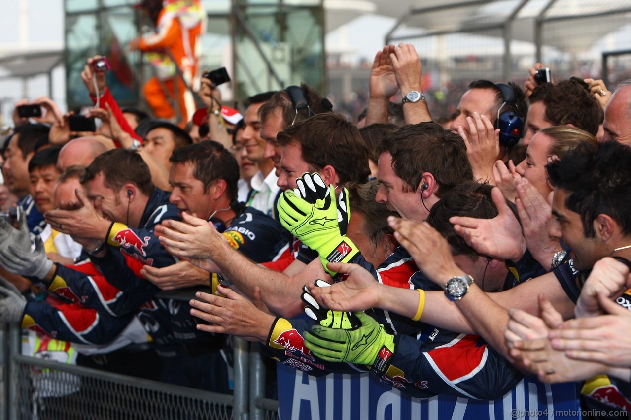GP CINA, 17.04.2011- Gara, Mechanics Red Bull celebrates the secondo of Sebastian Vettel (GER), Red Bull Racing, RB7