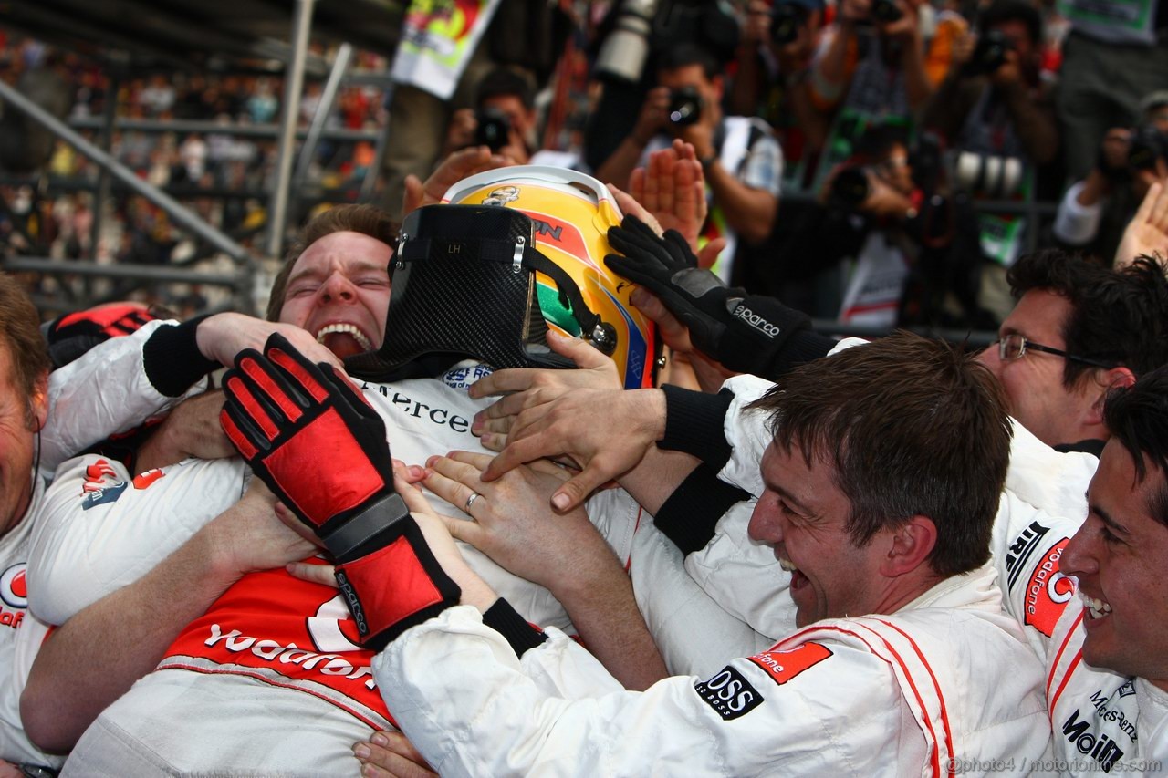 GP CINA, 17.04.2011- Gara, Lewis Hamilton (GBR), McLaren Mercedes, MP4-26 vincitore