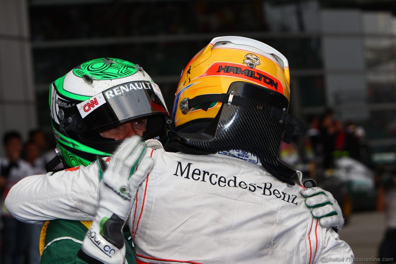 GP CINA, 17.04.2011- Gara, Lewis Hamilton (GBR), McLaren  Mercedes, MP4-26 vincitore e Heikki Kovalainen (FIN), Team Lotus, TL11 