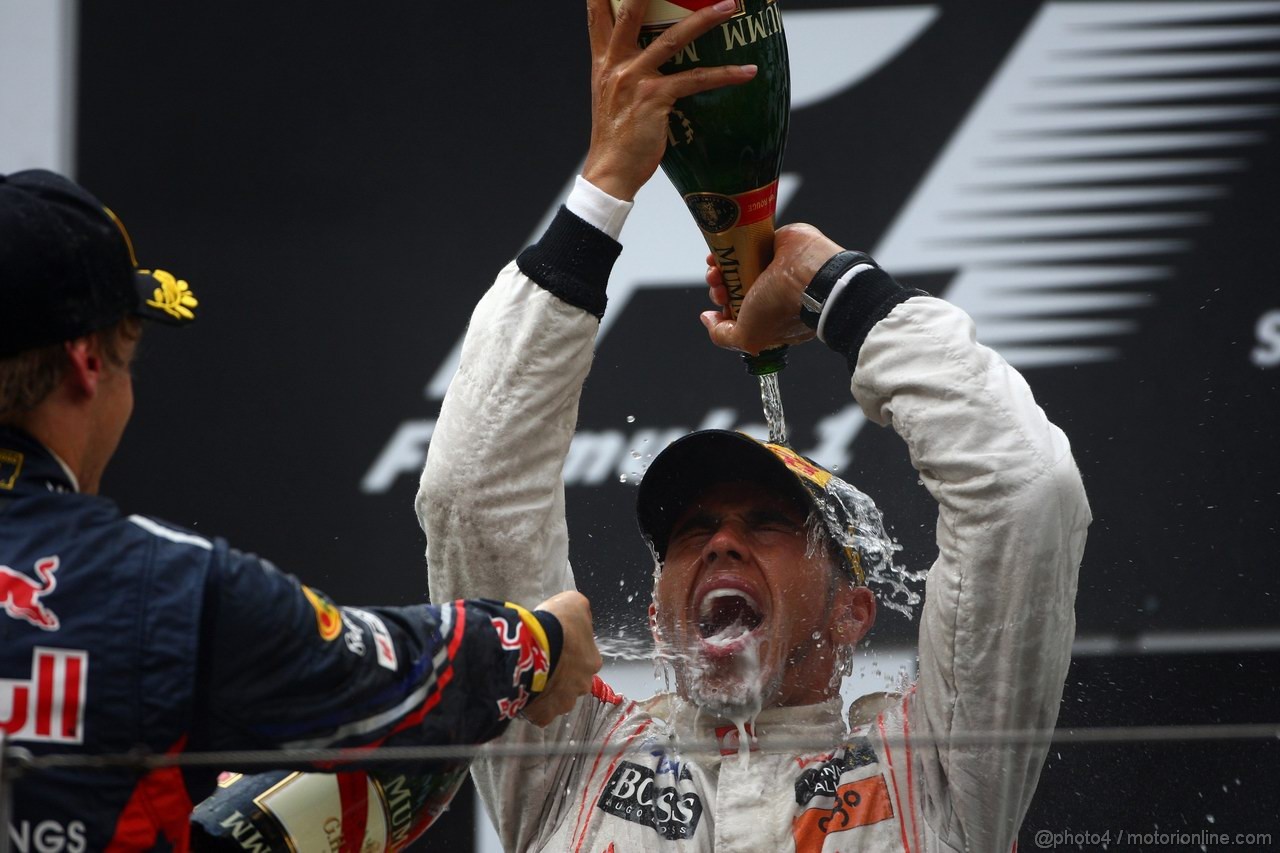 GP CINA, 17.04.2011- Gara, Lewis Hamilton (GBR), McLaren  Mercedes, MP4-26 vincitore e Sebastian Vettel (GER), Red Bull Racing, RB7 secondo 