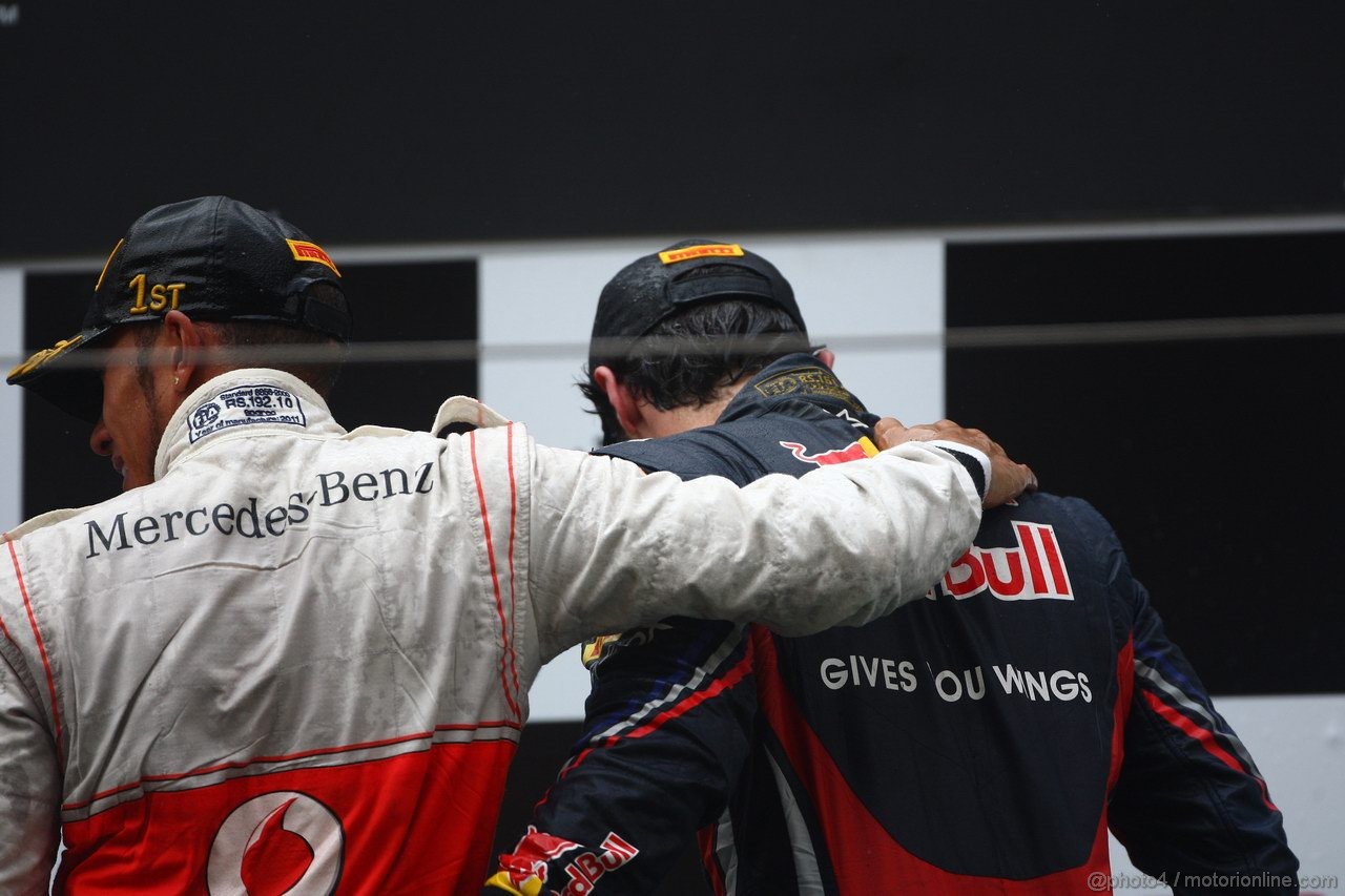 GP CINA, 17.04.2011- Gara, Lewis Hamilton (GBR), McLaren  Mercedes, MP4-26 vincitore e Mark Webber (AUS), Red Bull Racing, RB7 terzo 