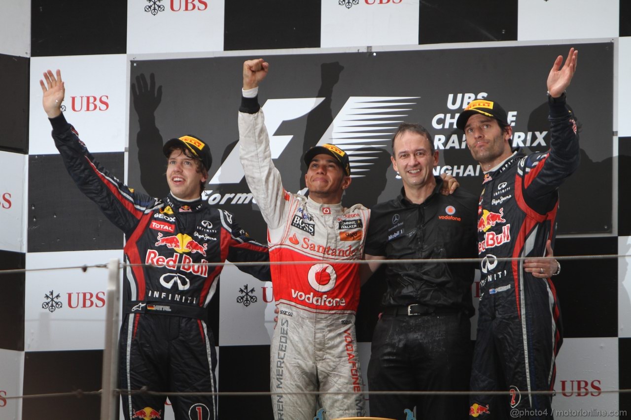 GP CINA, 17.04.2011- Gara, Lewis Hamilton (GBR), McLaren Mercedes, MP4-26 vincitore, Sebastian Vettel (GER), Red Bull Racing, RB7 secondo e Mark Webber (AUS), Red Bull Racing, RB7 terzo