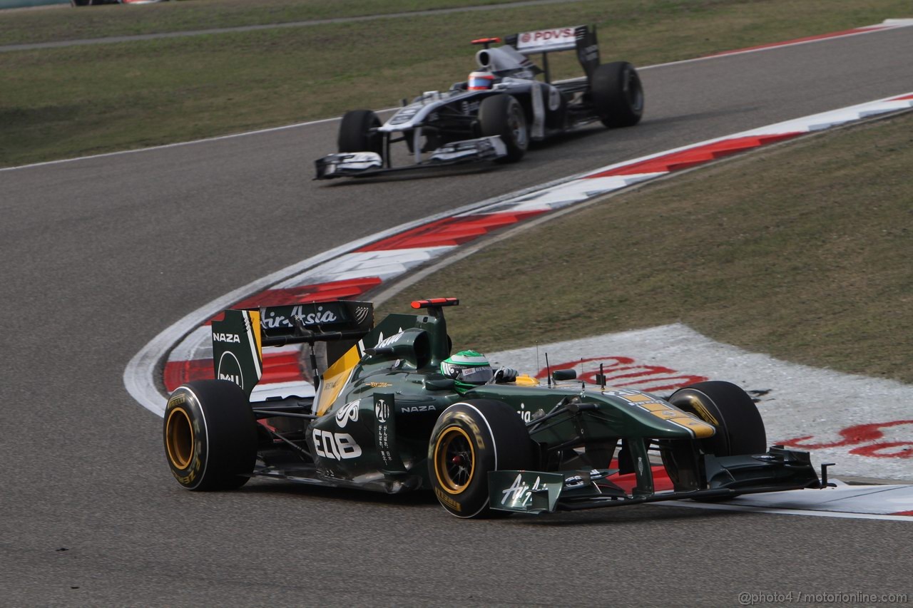 GP CINA, 17.04.2011- Gara, Heikki Kovalainen (FIN), Team Lotus, TL11 davanti a Rubens Barrichello (BRA), Williams FW33