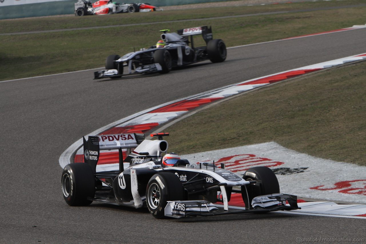 GP CINA, 17.04.2011- Gara, Rubens Barrichello (BRA), Williams FW33 davanti a Pastor Maldonado (VEN), Williams FW33 
