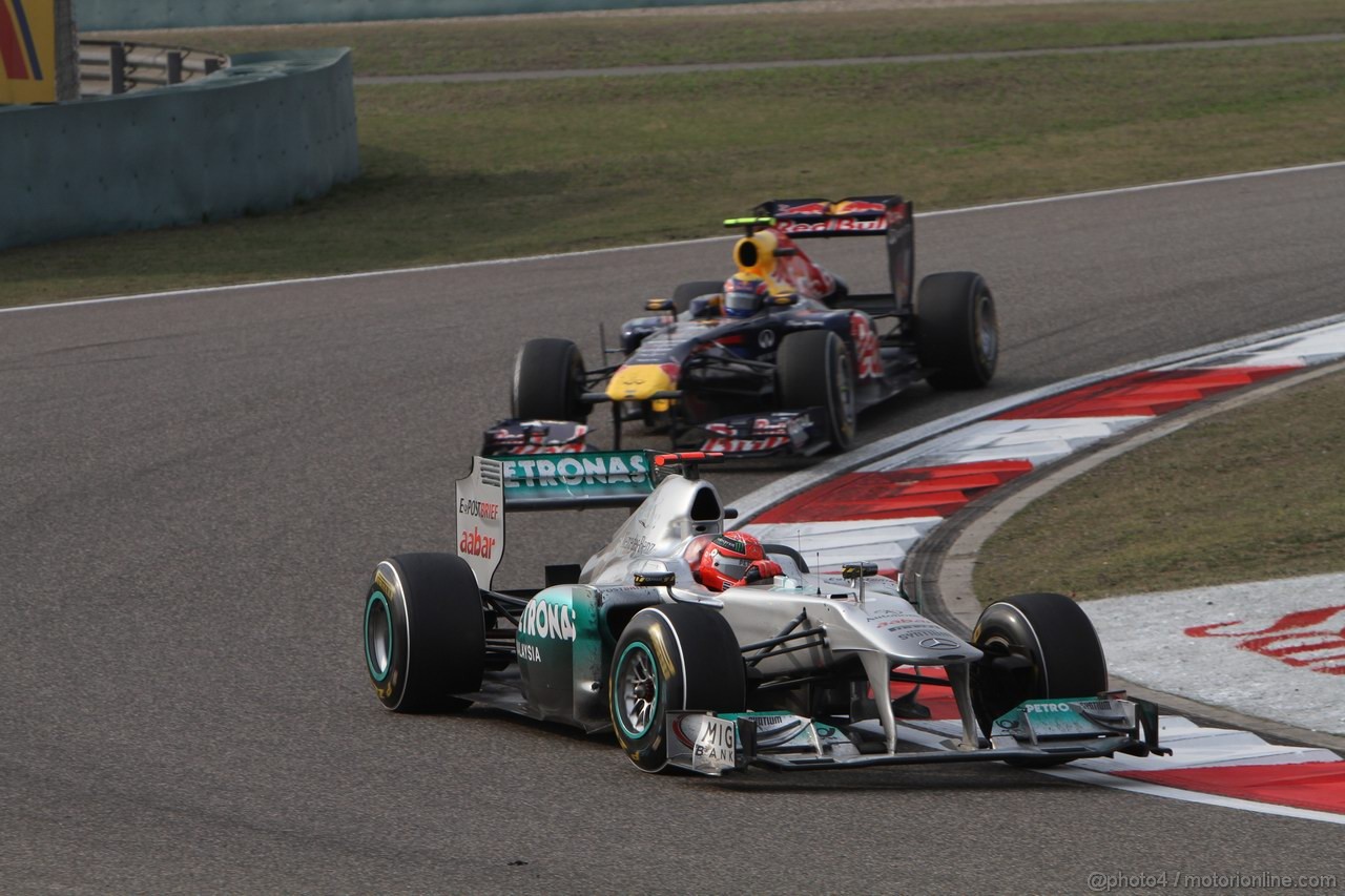 GP CINA, 17.04.2011- Gara, Michael Schumacher (GER), Mercedes GP Petronas F1 Team, MGP W02 davanti a Mark Webber (AUS), Red Bull Racing, RB7 
