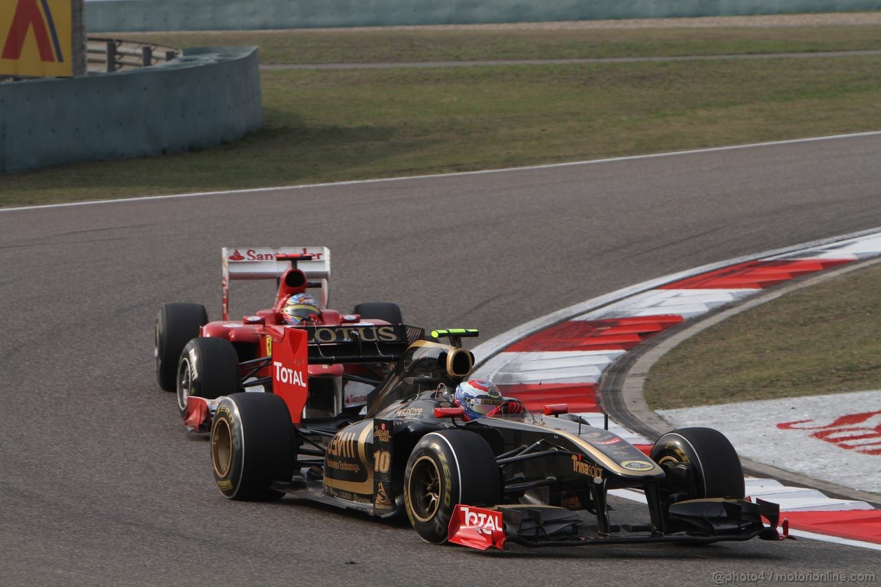 GP CINA, 17.04.2011- Gara, Vitaly Petrov (RUS), Lotus Renault GP, R31 davanti a Fernando Alonso (ESP), Ferrari, F-150 Italia 
