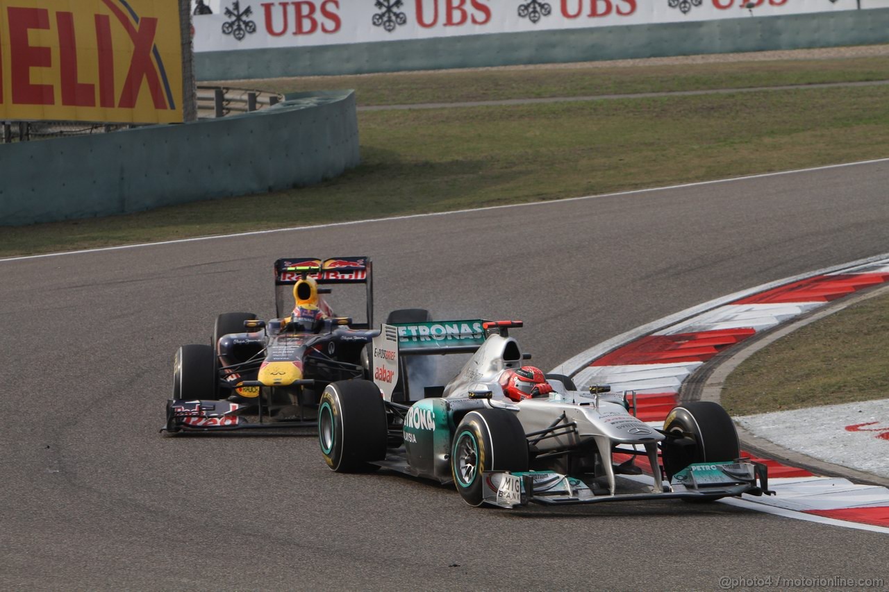 GP CINA, 17.04.2011- Gara, Michael Schumacher (GER), Mercedes GP Petronas F1 Team, MGP W02 davanti a Mark Webber (AUS), Red Bull Racing, RB7 