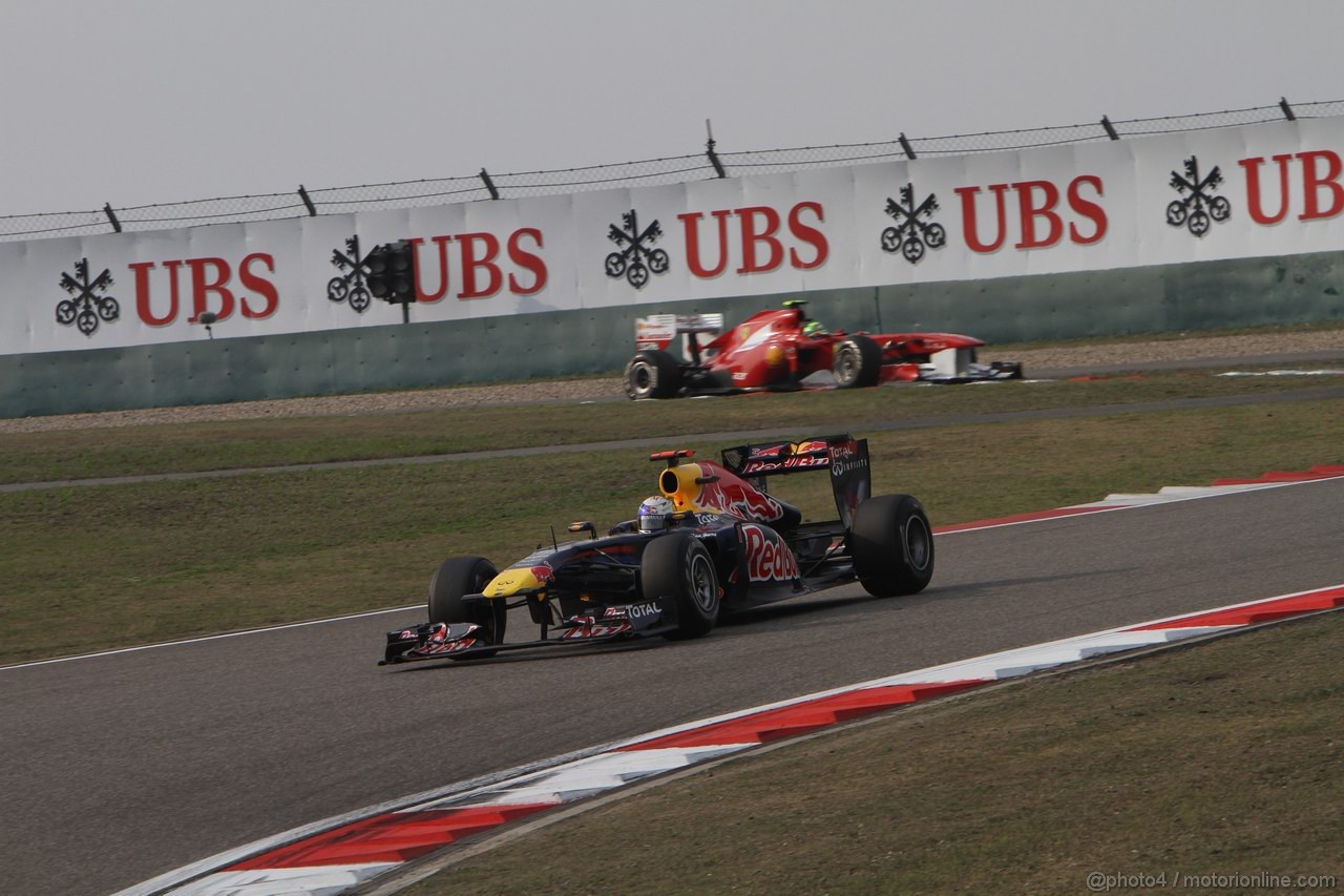 GP CINA, 17.04.2011- Gara, Sebastian Vettel (GER), Red Bull Racing, RB7 davanti a Felipe Massa (BRA), Ferrari, F-150 Italia