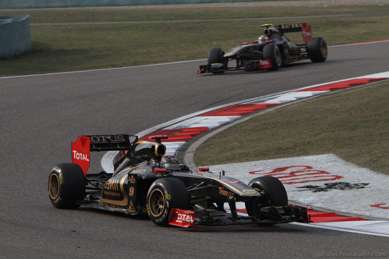 GP CINA, 17.04.2011- Gara, Nick Heidfeld (GER) Lotus Renault GP R31 davanti a Vitaly Petrov (RUS), Lotus Renault GP, R31