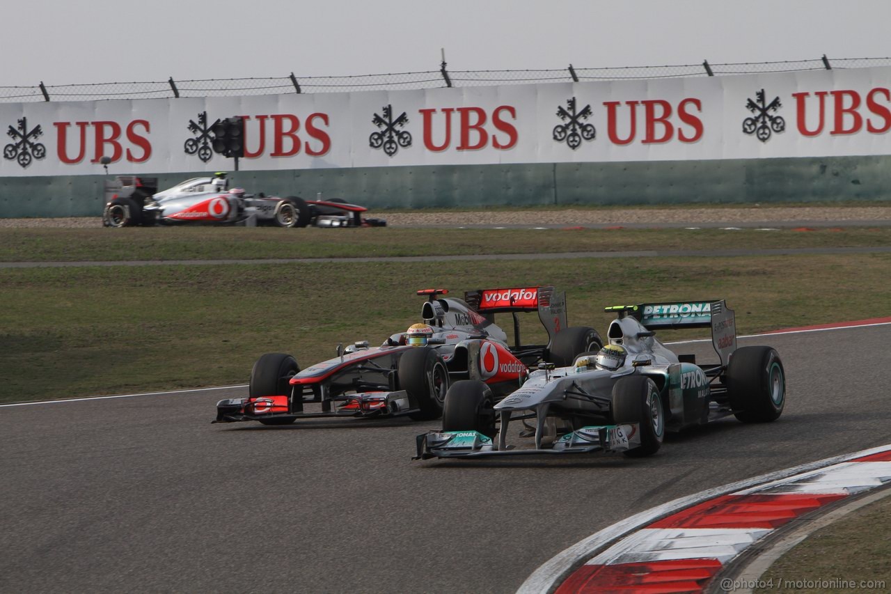 GP CINA, 17.04.2011- Gara, Lewis Hamilton (GBR), McLaren Mercedes, MP4-26 e Nico Rosberg (GER), Mercedes GP Petronas F1 Team, MGP W02