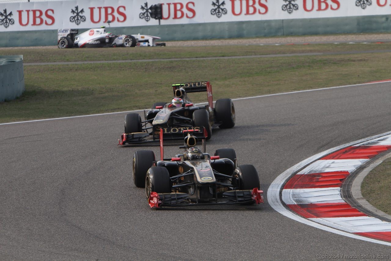 GP CINA, 17.04.2011- Gara, Nick Heidfeld (GER) Lotus Renault GP R31  davanti a Vitaly Petrov (RUS), Lotus Renault GP, R31 