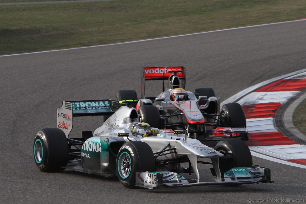 GP CINA, 17.04.2011- Gara, Nico Rosberg (GER), Mercedes GP Petronas F1 Team, MGP W02 e Lewis Hamilton (GBR), McLaren  Mercedes, MP4-26 