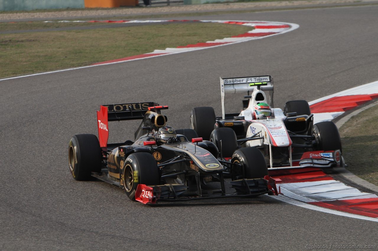 GP CINA, 17.04.2011- Gara, Nick Heidfeld (GER) Lotus Renault GP R31 Sergio Pérez (MEX), Sauber F1 Team C30 