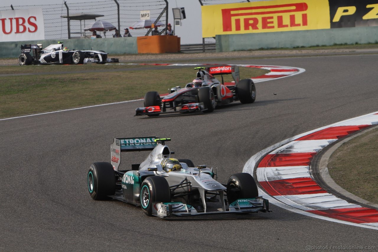 GP CINA, 17.04.2011- Gara, Nico Rosberg (GER), Mercedes GP Petronas F1 Team, MGP W02 davanti a Jenson Button (GBR), McLaren Mercedes, MP4-26