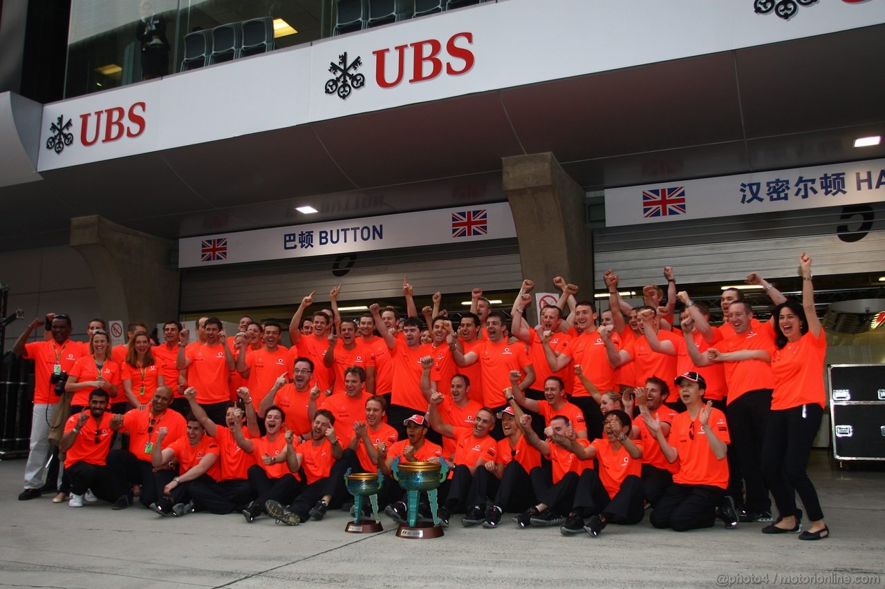 GP CINA, 17.04.2011- Festeggiamenti, Lewis Hamilton (GBR), McLaren  Mercedes, MP4-26 vincitore 