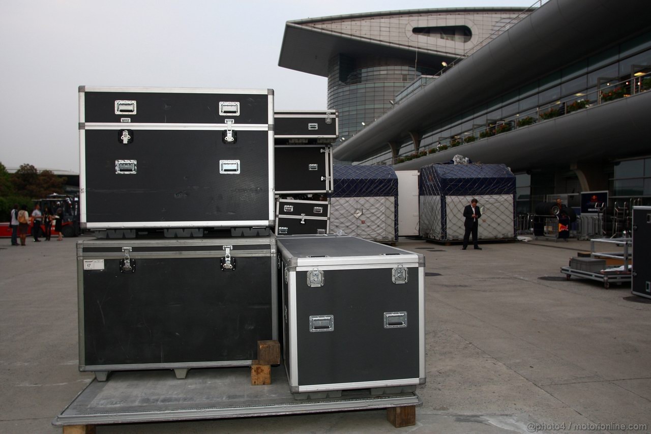 GP CINA, 17.04.2011- Paddock