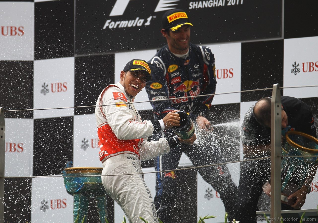 GP CINA, 17.04.2011- Gara, Lewis Hamilton (GBR), McLaren Mercedes, MP4-26 vincitore e Mark Webber (AUS), Red Bull Racing, RB7 terzo