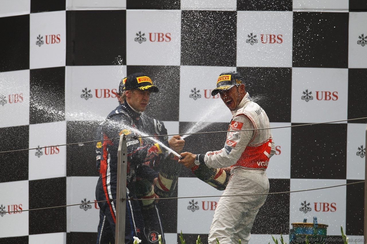 GP CINA, 17.04.2011- Gara, Lewis Hamilton (GBR), McLaren  Mercedes, MP4-26 vincitore, Sebastian Vettel (GER), Red Bull Racing, RB7 secondo e Mark Webber (AUS), Red Bull Racing, RB7 terzo 