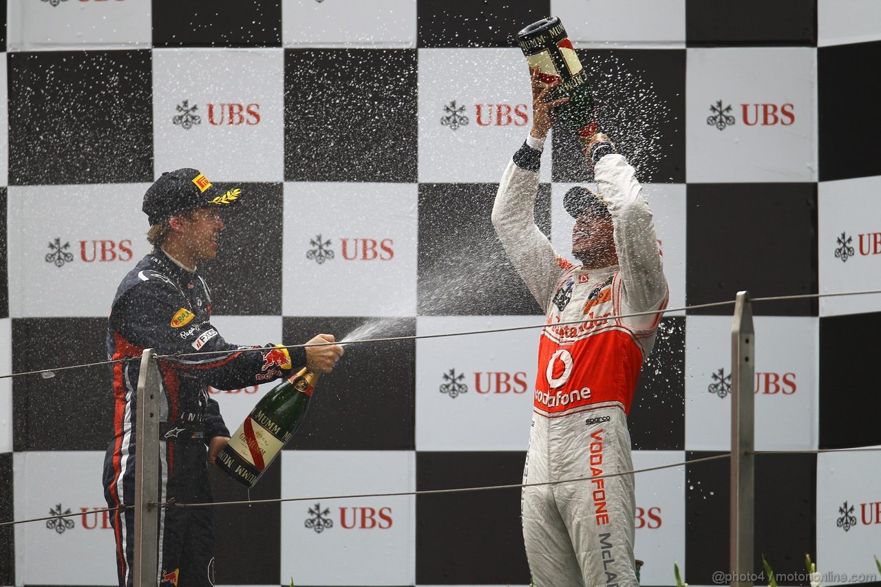 GP CINA, 17.04.2011- Gara, Sebastian Vettel (GER), Red Bull Racing, RB7 secondo e Lewis Hamilton (GBR), McLaren  Mercedes, MP4-26 vincitore 