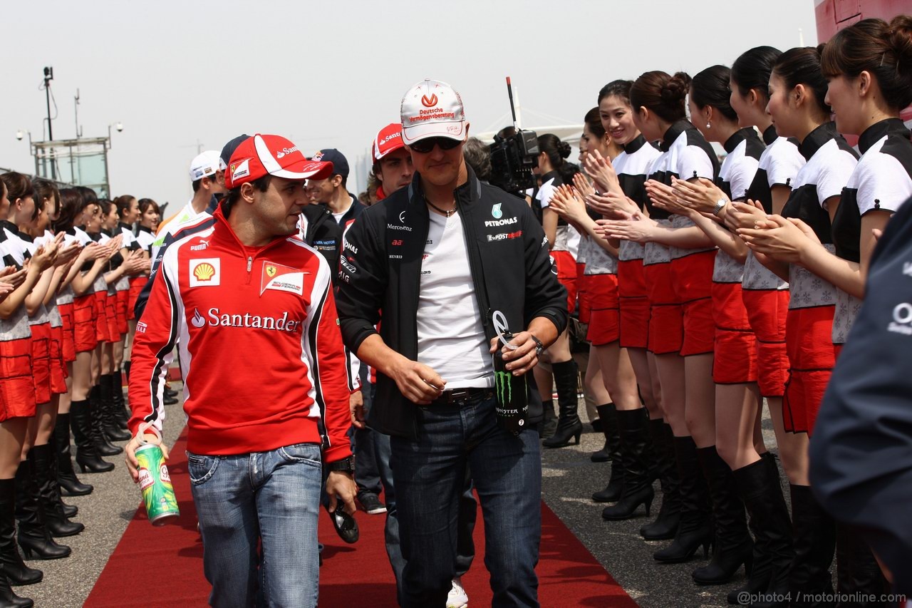 GP CINA, 17.04.2011- Felipe Massa (BRA), Ferrari, F-150 Italia e Michael Schumacher (GER), Mercedes GP Petronas F1 Team, MGP W02