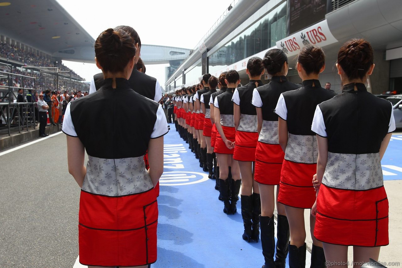 GP CINA, 17.04.2011- Gara, grid girl, pitbabess 