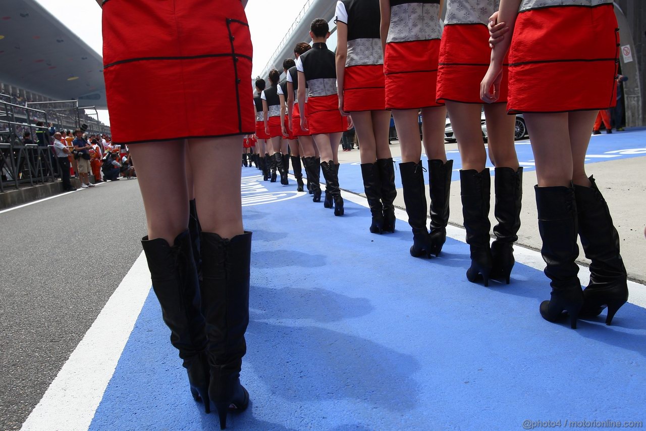 GP CINA, 17.04.2011- Gara, grid girl, pitbabess 