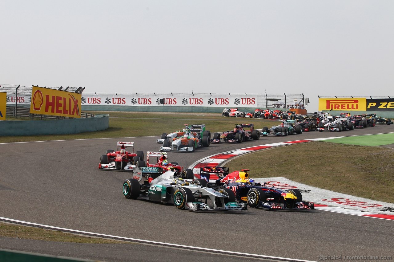 GP CINA, 17.04.2011- Gara, Nico Rosberg (GER), Mercedes GP Petronas F1 Team, MGP W02 e Mark Webber (AUS), Red Bull Racing, RB7 